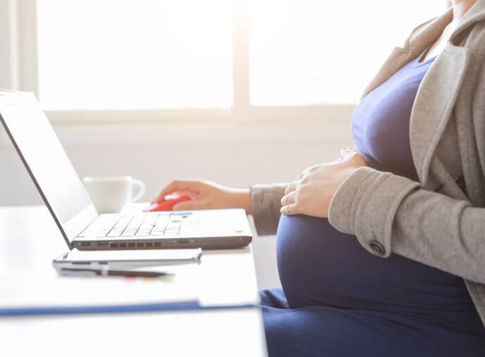 Pregnant woman on the computer